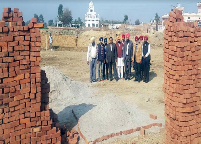 ਮੁਗਲਵਾਲਾ ਵਿਖੇ ਚੱਲ ਰਹੇ ਵਿਕਾਸ ਕਾਰਜਾਂ ਦਾ ਏ. ਡੀ. ਸੀ. ਨੇ ਲਿਆ ਜਾਇਜ਼ਾ
