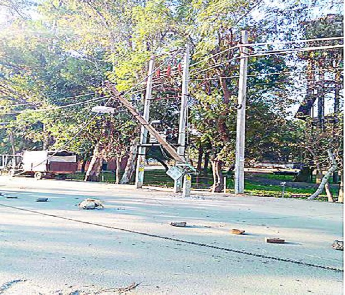 ਅਣਪਛਾਤੇ ਵਾਹਨ ਨੇ ਬਿਜਲੀ ਦੇ ਖੰਭੇ ਭੰਨੇ