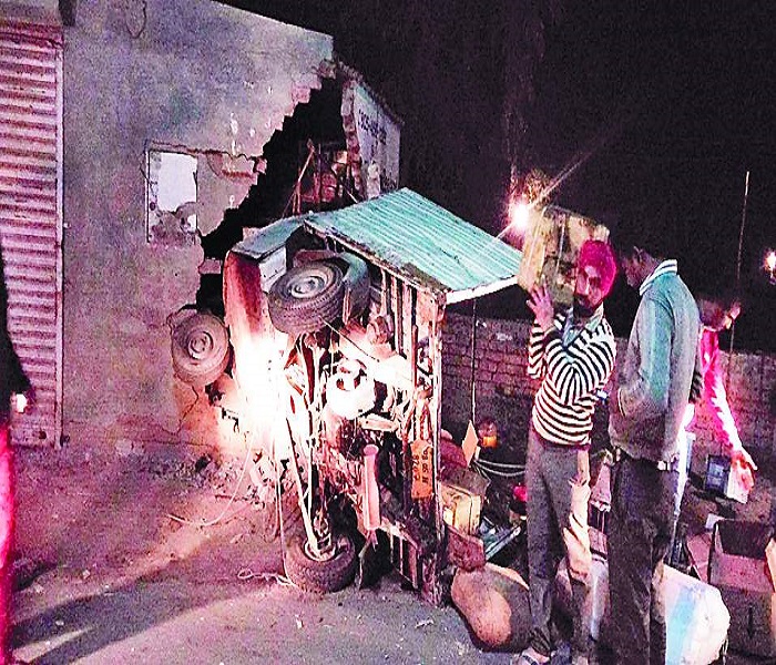 ਸੜਕ ਹਾਦਸੇ ''ਚ ਟੈਂਪੂ ਚਾਲਕ ਜ਼ਖਮੀ