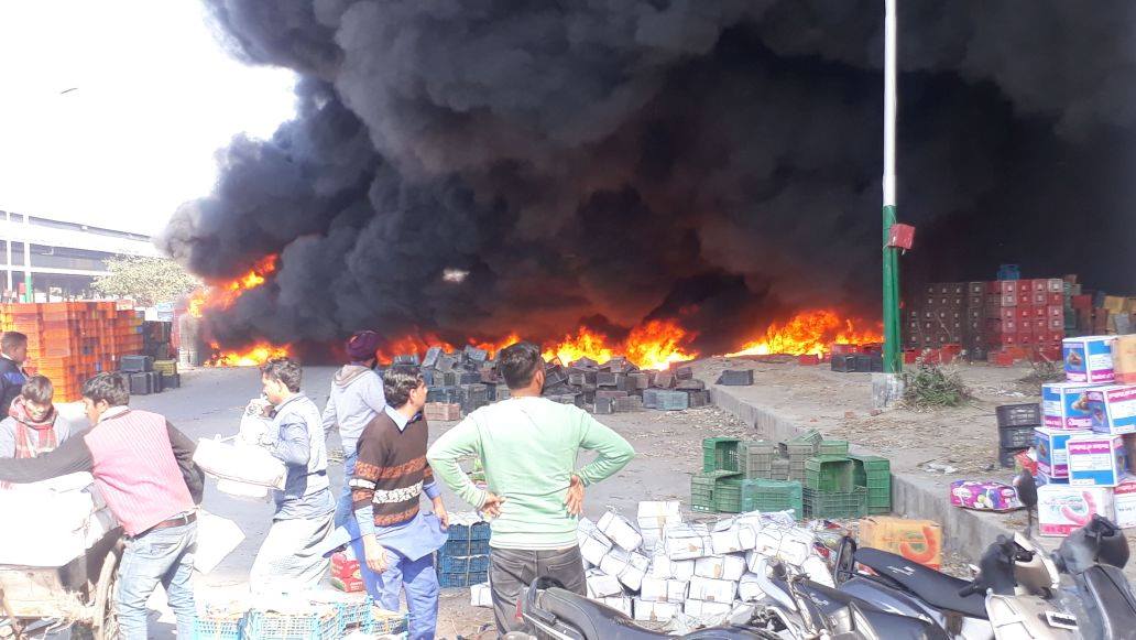 ਲੁਧਿਆਣਾ : ਸਬਜ਼ੀ ਮੰਡੀ 'ਚ ਭਿਆਨਕ ਅੱਗ, ਮਚਿਆ ਹੜਕੰਪ (ਤਸਵੀਰਾਂ)