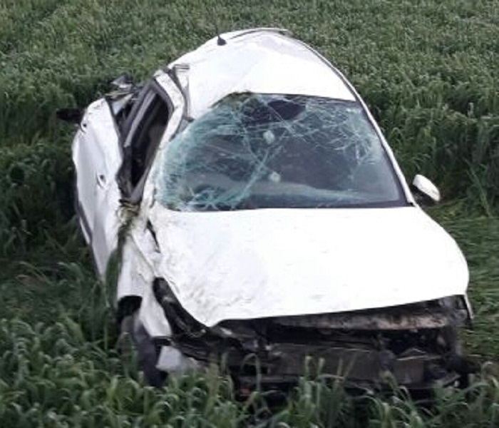 ਕਾਰ ਖੇਤਾਂ ''ਚ ਪਲਟੀ, 2 ਜ਼ਖਮੀ