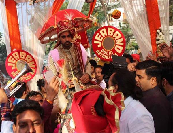 b  day spcl bhuvi had done a wedding with his childhood friend