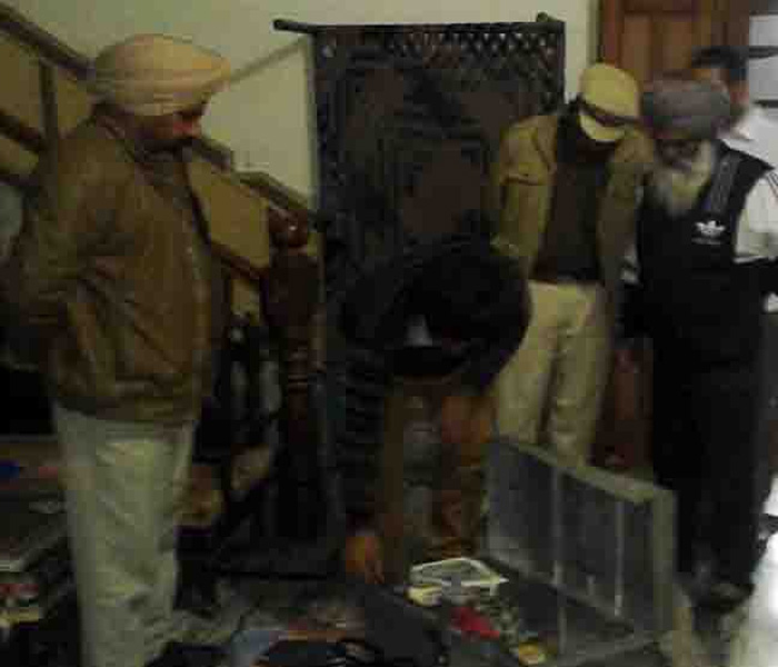 ਮਠਿਆਈ ਦਾ ਡੱਬਾ ਲੈ ਕੇ ਰਿਸ਼ਤੇਦਾਰ ਬਣ ਕੇ ਆਏ ਲੁਟੇਰੇ, ਬਜ਼ੁਰਗ ਜੋੜੇ ਦੀ ਕੁੱਟਮਾਰ ਕਰਕੇ ਕੀਤੀ ਲੁੱਟਖੋਹ