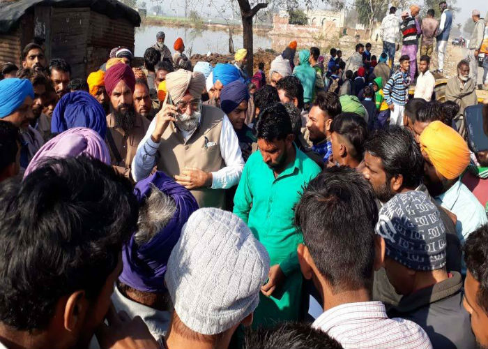 ਪ੍ਰਾਇਮਰੀ ਸਕੂਲ ''ਚ ਭਰੇ ਪਾਣੀ ਤੋਂ ਪਰੇਸ਼ਾਨ ਲੋਕਾਂ ਨੇ ਦਿੱਤਾ ਧਰਨਾ