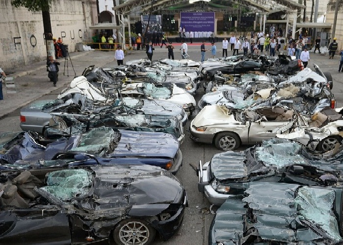 ...ਤਾਂ ਇਸ ਲਈ ਦਰਜਨਾਂ ਕਾਰਾਂ ''ਤੇ ਚਲਾਇਆ ਗਿਆ ਬੁਲਡੋਜ਼ਰ (ਤਸਵੀਰਾਂ)