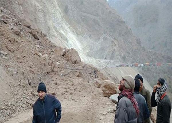 jammu srinagar national highway closed  stranded 300 vehicles