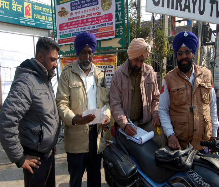 ਟ੍ਰੈਫਿਕ ਪੁਲਸ ਨੇ ਅਧੂਰੇ ਕਾਗਜ਼ਾਤ ਵਾਲੇ ਵਾਹਨ ਚਾਲਕਾਂ ਦੇ ਕੱਟੇ ਚਲਾਨ