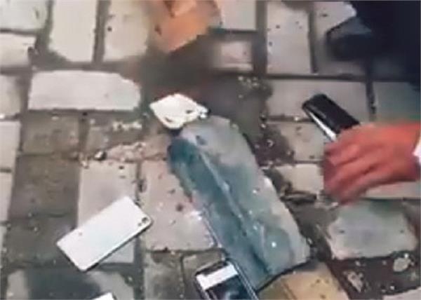 video   claim  pakistan medical college students broke the phone