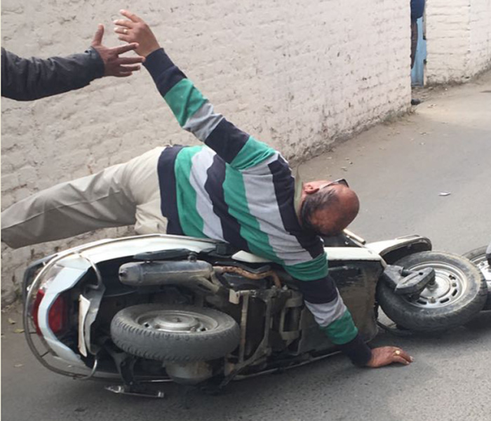 ਤੇਜ਼ ਰਫਤਾਰ ਵਾਹਨ ਟਕਰਾਉਣ ਨਾਲ ਐਕਟਿਵਾ ਤੋਂ ਬਜ਼ੁਰਗ ਹੇਠਾਂ ਡਿੱਗਾ