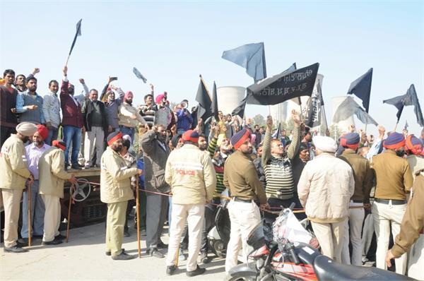 thermal employees by showing black flags