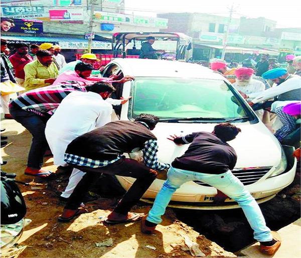 unfastened man hole  fallen car
