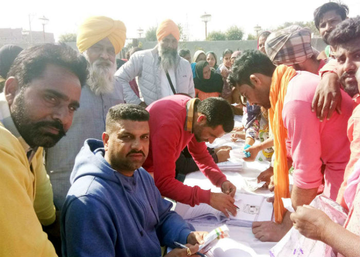 ਸਰਪੰਚ ਸੋਨੂੰ ਚੀਮਾ ਦੀ ਅਗਵਾਈ ''ਚ ਵੰਡੀ ਸਸਤੀ ਕਣਕ