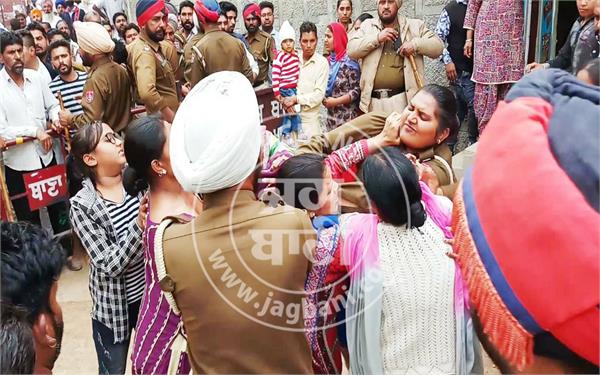 female constables  beaten  akali supporters