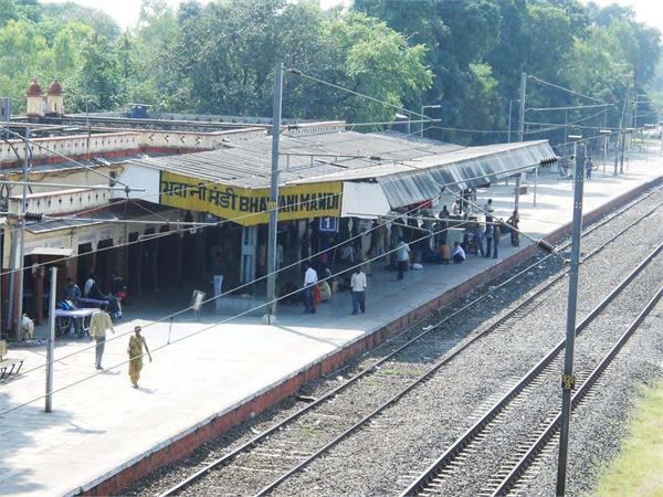 rajasthan bhawani mandi railway station in two states