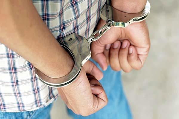 two policemen took control of 10 thousand bribe