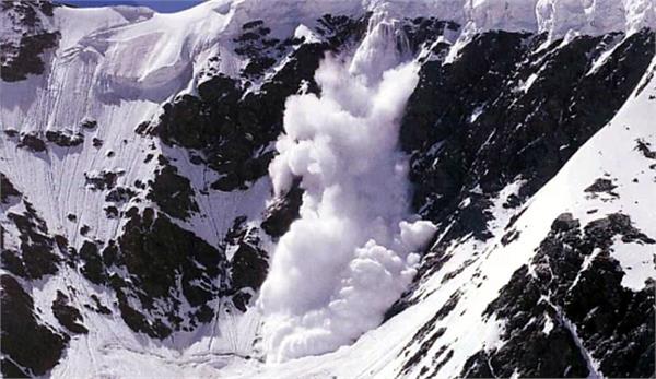three army personnel lost their lives  1 injured  after an avalanche hit