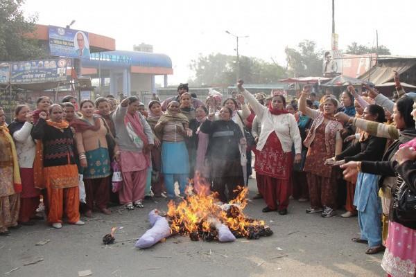 anganwari workers blast punjab government  s flag