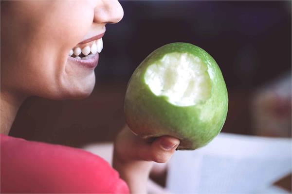 green tea and eat apple for strong teeth