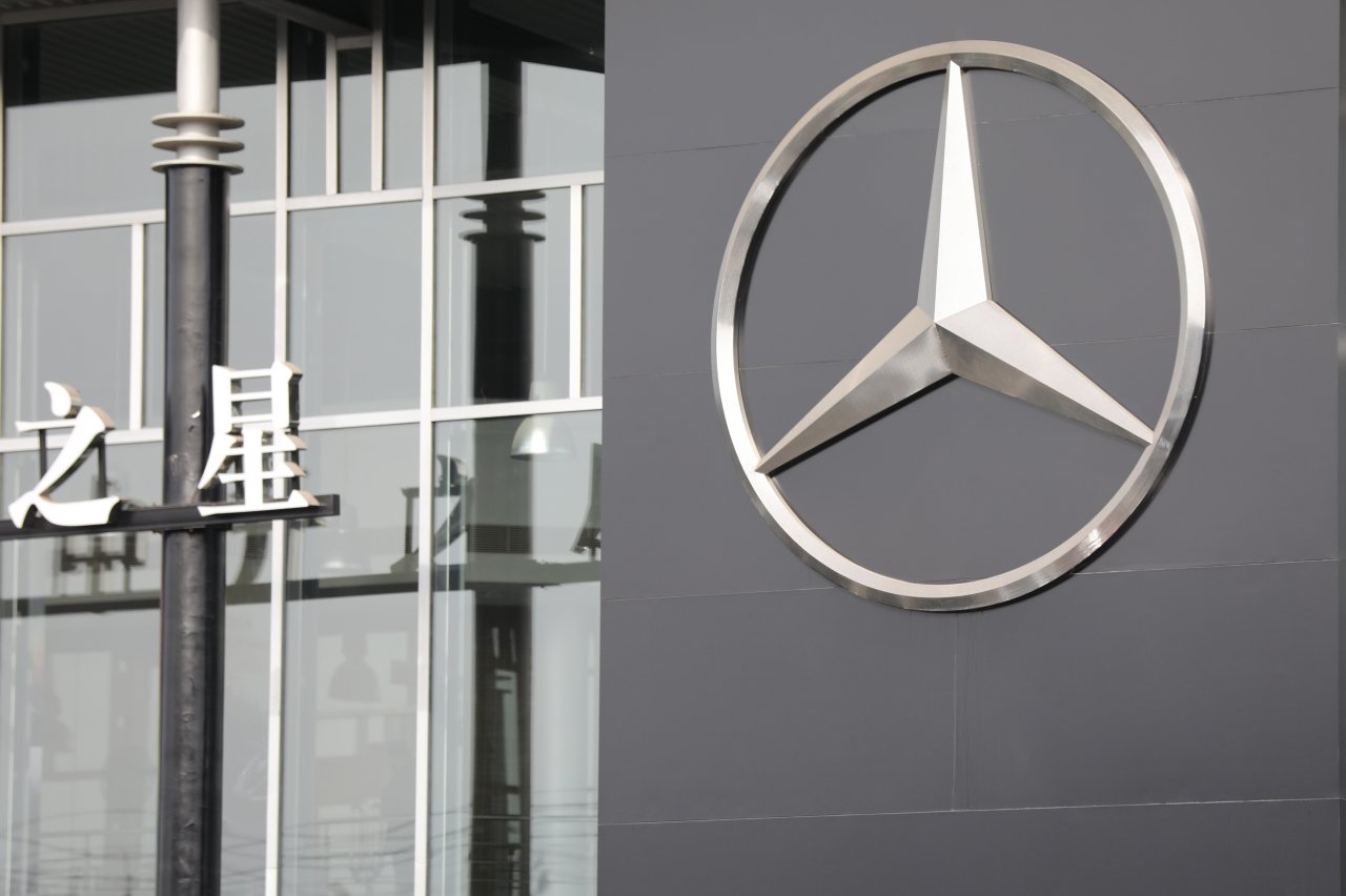 ਮਰਸੀਡੀਜ਼ ਨੇ ਇਸ ਸ਼ਖਸ ਦਾ ਜ਼ਿਕਰ ਕਰਨ ''ਤੇ ਚੀਨ ਤੋਂ ਮੰਗੀ ਮੁਆਫੀ