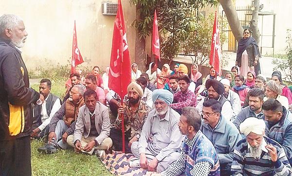 all india farm labor union gave dharna