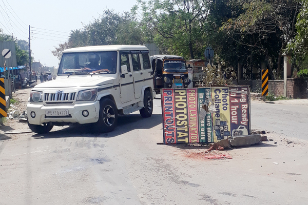 ਸੀਵਰੇਜ ਪਾਈਪ ਦੇ ਟੁੱਟਣ ਨਾਲ ਧਸੀ ਬੇਲਾ ਰੋਡ