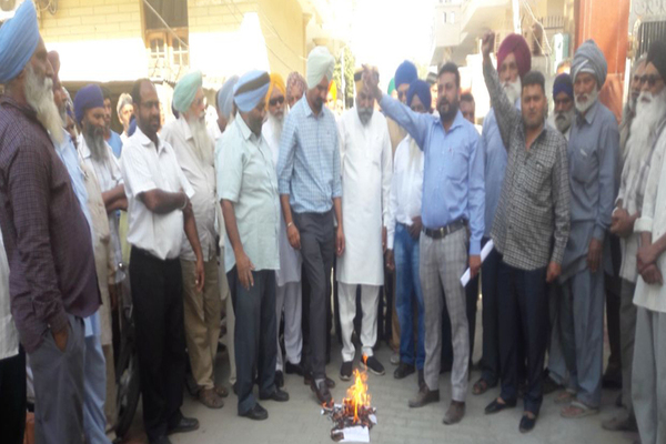 ਢੋਆ-ਢੁਆਈ ਦੀ ਨਵੀਂ ਨੀਤੀ ਦੀਆਂ ਕਾਪੀਆਂ ਫੂਕ ਕੇ ਕੱਢੀ ਭੜਾਸ