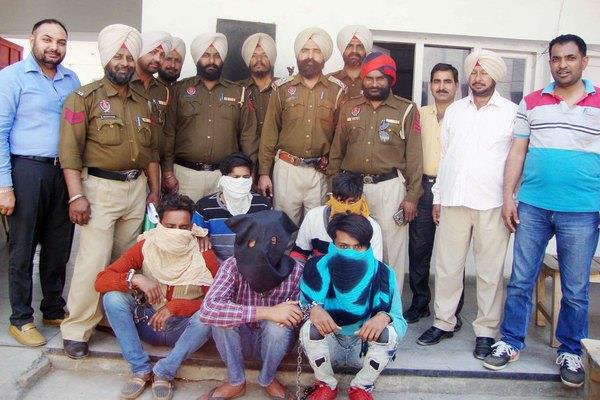 punjab   sind bank a  t  m  5 arrests attempting to break