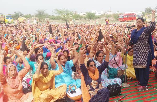 anganwadi workers against punjab government with black flag