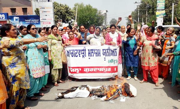anganwari workers burnt effigies of government and copies of budget