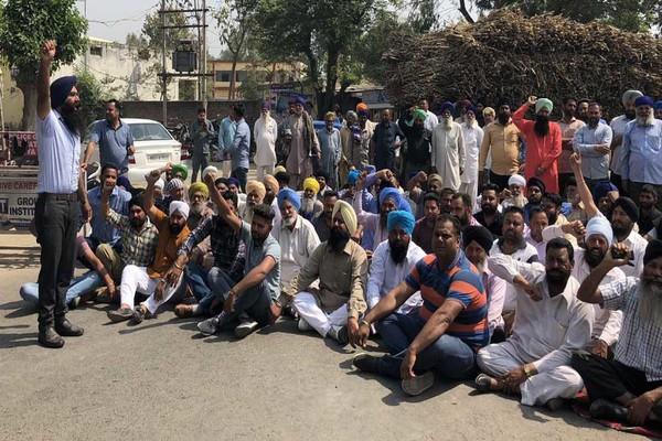traffic jam protested by farmers on randhawa sugar mills