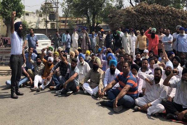 ਕਿਸਾਨਾਂ ਵੱਲੋਂ ਰੰਧਾਵਾ ਖੰਡ ਮਿੱਲ ਅੱਗੇ ਟਰੈਫਿਕ ਜਾਮ ਤੇ ਰੋਸ ਪ੍ਰਦਰਸ਼ਨ