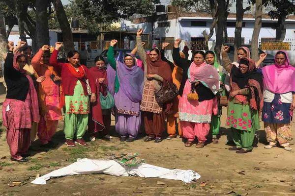 anganwadi workers burnt manpreet badal  s effigy