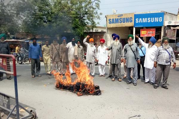 the demonstrations done by the fencing of the central government