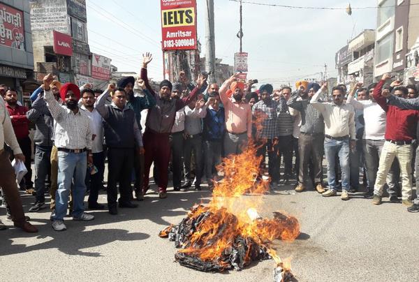 the teachers working on the contract chanted the effigy of the punjab government