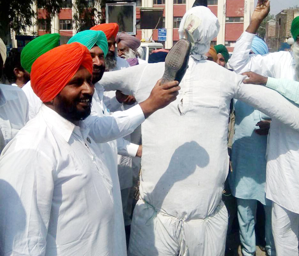 ਕਿਸਾਨਾਂ ਫੂਕਿਆ ਨਰਿੰਦਰ ਮੋਦੀ ਦਾ ਪੁਤਲਾ
