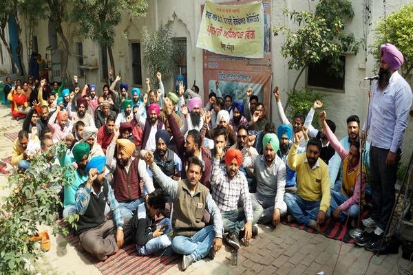 the teacher union held dharna in the office of the education officer