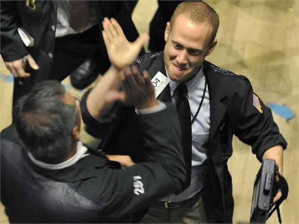 dow jumps 650 points as trade tensions ease