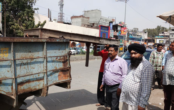 ਤਹਿਬਾਜ਼ਾਰੀ ਟੀਮ ਨੇ ਨਗਰ ਨਿਗਮ ਦੀ ਜਗ੍ਹਾ ''ਚ ਰੱਖਿਆ ਸਾਮਾਨ ਕਬਜ਼ੇ ''ਚ ਲਿਆ