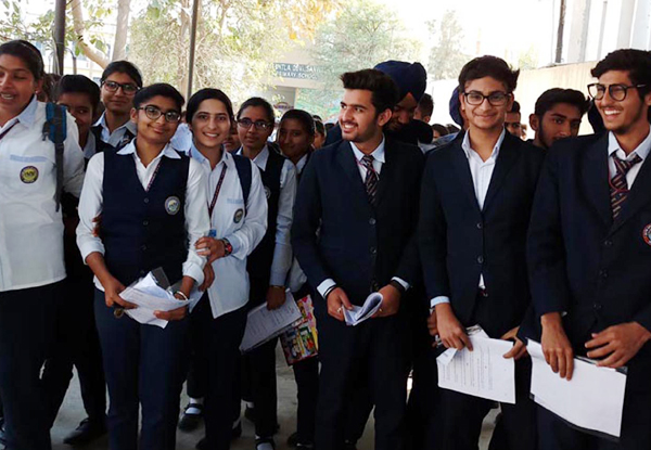 ਪਹਿਲੇ ਪੇਪਰ ਨੇ ਖਤਮ ਕੀਤੀ ਵਿਦਿਆਰਥੀਆਂ ਦੀ ਟੈਂਸ਼ਨ, ਖਿੜੇ ਚਿਹਰਿਆਂ ਨਾਲ ਬਾਹਰ ਆਏ ਵਿਦਿਆਰਥੀ