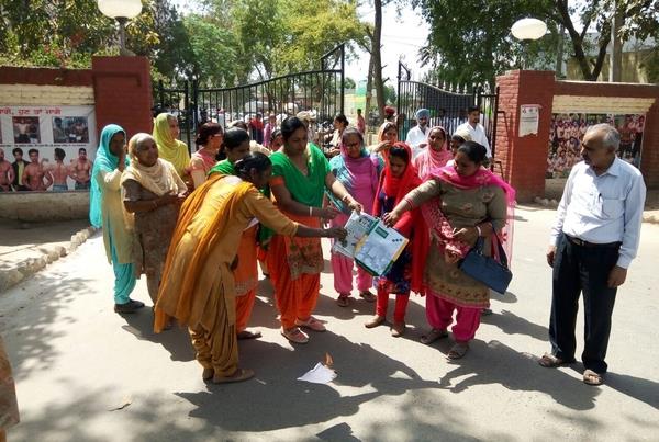 anganwari workers protested by burning budget copies