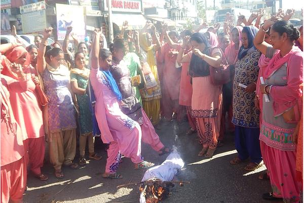 asha workers burnt effigy of government