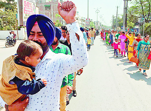 ਅਧਿਆਪਕਾਂ ਤੇ ਕਰਮਚਾਰੀਆਂ ਦੀ ਤਨਖਾਹ ਨੂੰ ਸਰਕਾਰ ਨੇ ਮਾਰੀ ਕੈਂਚੀ