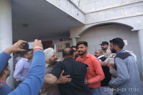 shiv sena leaders clash in police station