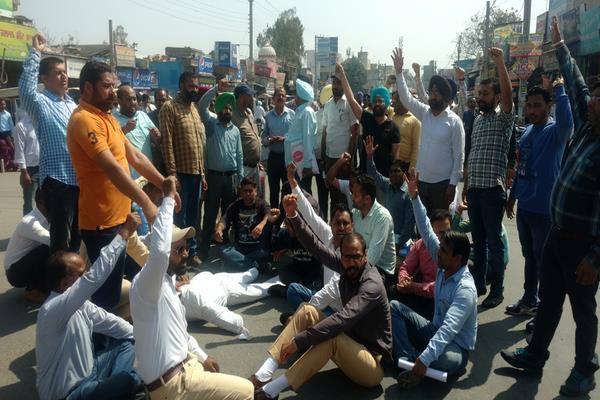 teaching the teacher against the government  s intention to reduce wages