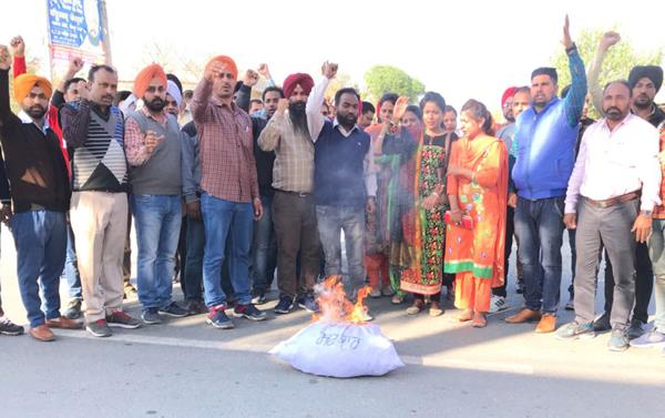 teacher union government foiled in protest against payroll reduction