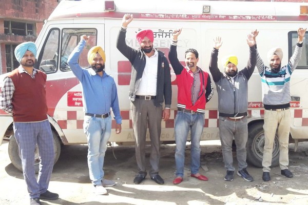 ਤਨਖਾਹ ਨਾ ਮਿਲਣ ਕਾਰਨ 108 ਐਂਬੂਲੈਂਸ ਮੁਲਾਜ਼ਮਾਂ ਵੱਲੋਂ ਨਾਅਰੇਬਾਜ਼ੀ