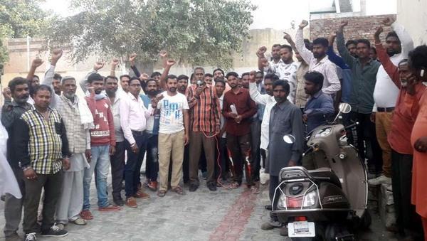 the cleaning workers also made slogans on demands on the second day