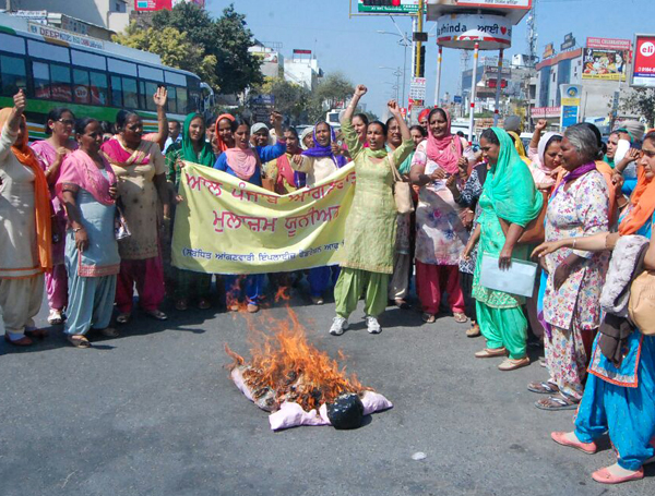 ਆਂਗਣਵਾੜੀ ਮੁਲਾਜ਼ਮਾਂ ਨੇ ਬਾਜ਼ਾਰ ਵਿਚ ਫੂਕਿਆ ਵਿੱਤ ਮੰਤਰੀ ਦਾ ਪੁਤਲਾ