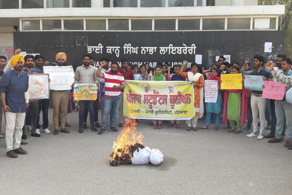 students protest against statutory statue