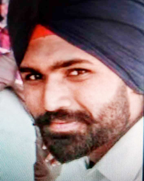 ਕੁਲਦੀਪ ਸਿੰਘ ਦੀ ਮੌਤ ਦੀ ਖਬਰ ਸੁਣਦੇ ਹੀ ਪਿੰਡ ''ਚ ਛਾਇਆ ਮਾਤਮ